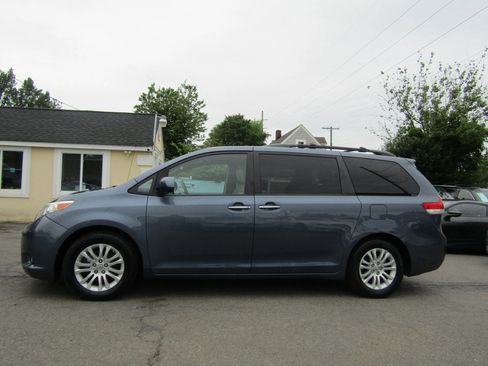 Used 2013 Toyota Sienna XLE FWD image 4