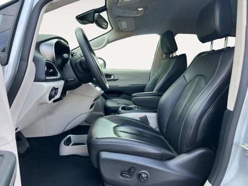 Used 2024 Chrysler Pacifica Touring-L FWD image 9