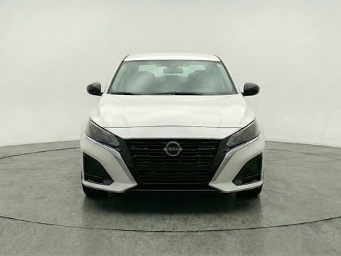 Used 2025 Nissan Altima 2.5 SV FWD image 2