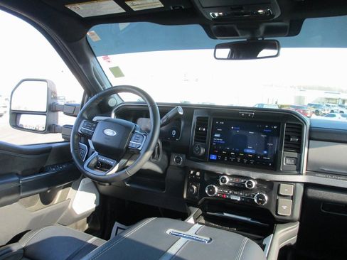 Used 2025 Ford F450 Platinum w/ FX4 Off-Road Package image 28