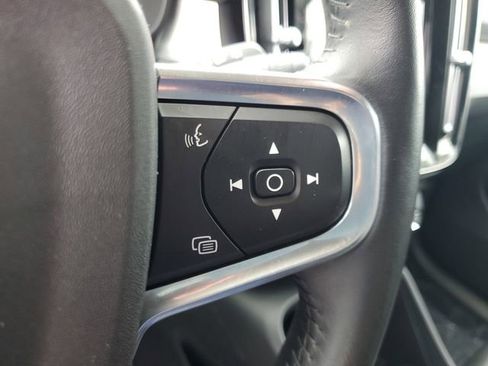 Used 2021 Volvo XC40 T4 Momentum w/ Protection Package Premier image 23