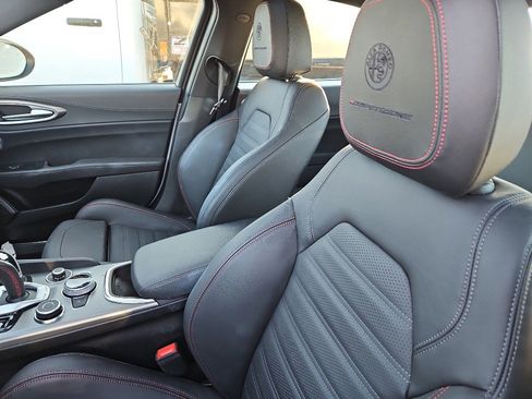 Used 2024 Alfa Romeo Giulia AWD image 8