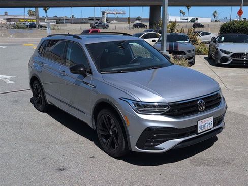 Used 2023 Volkswagen Tiguan SE R-Line AWD/4WD image 4