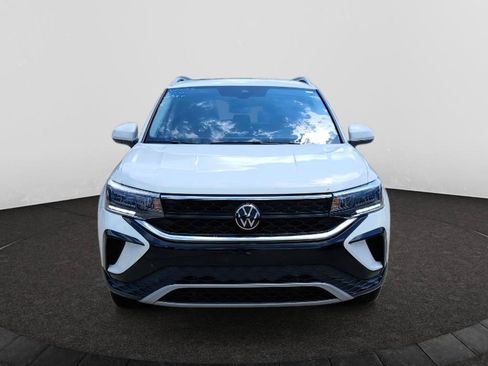 Certified 2024 Volkswagen Taos SE FWD image 2