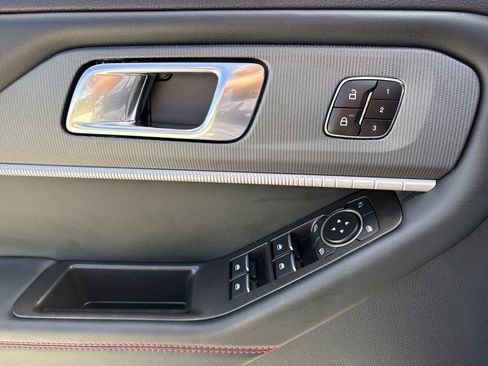 Used 2025 Ford Explorer ST image 17