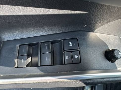 Used 2021 Toyota Highlander XLE AWD/4WD image 19