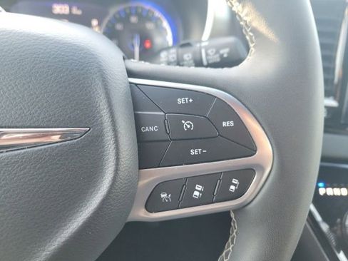 Used 2025 Chrysler Pacifica Select image 10