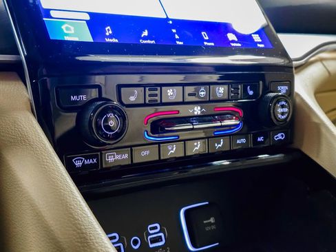 Used 2022 Jeep Grand Cherokee Limited w/ Luxury Tech Group II image 34