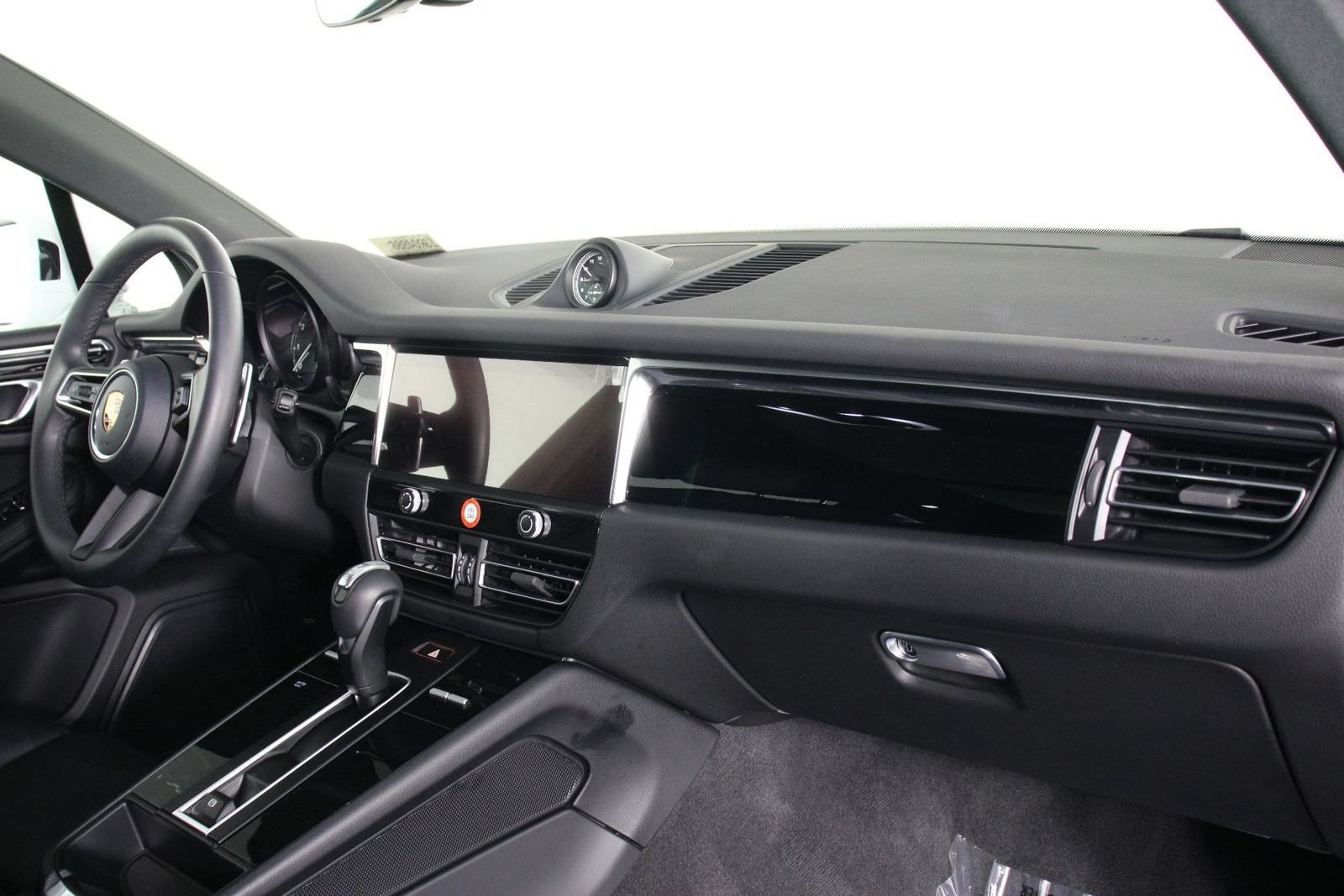 Certified 2026 Porsche Macan AWD/4WD image 24