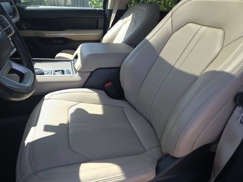 Used 2024 Ford Expedition Limited RWD image 5