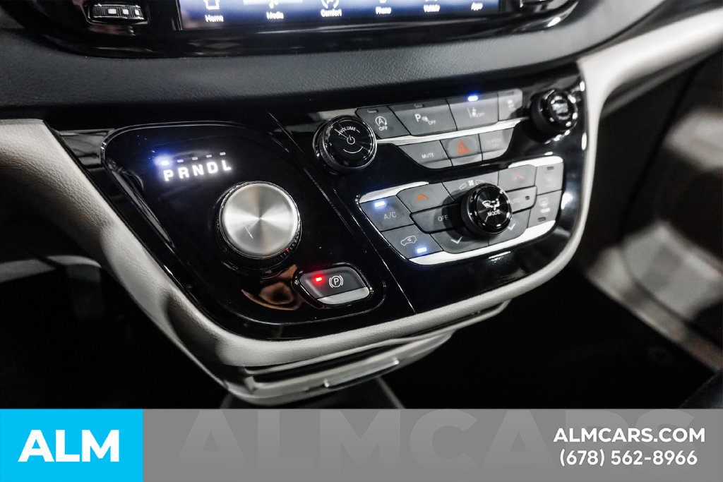 Used 2023 Chrysler Pacifica Touring-L FWD image 40