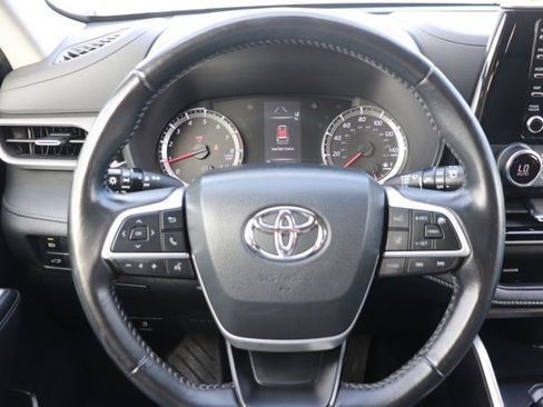 Used 2022 Toyota Highlander LE image 19