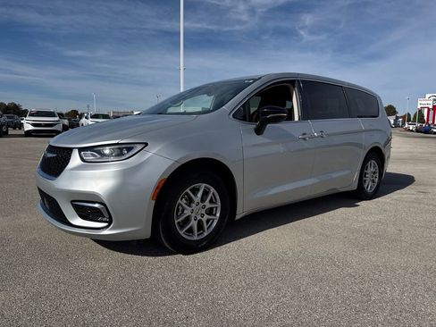 Used 2024 Chrysler Pacifica Touring-L image 2