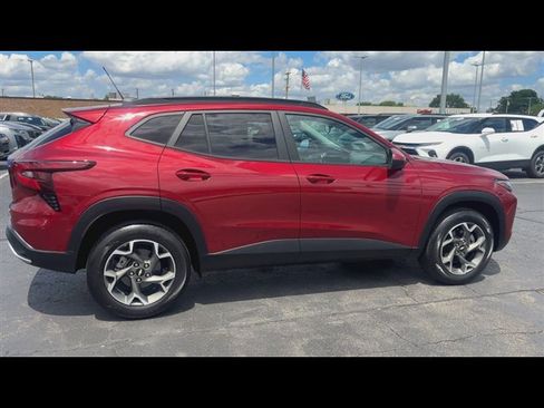 Used 2024 Chevrolet Trax LT w/ Driver Confidence Package FWD image 9
