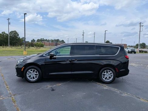 Used 2024 Chrysler Pacifica Touring-L FWD image 6
