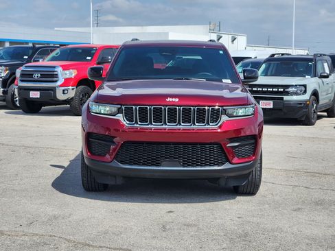 Used 2025 Jeep Grand Cherokee Laredo X w/ Luxury Tech Group I AWD/4WD image 2