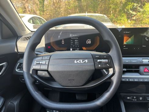 Used 2025 Kia K4 LXS image 29