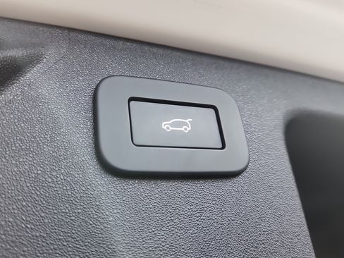 Used 2023 Land Rover Discovery Sport SE image 15