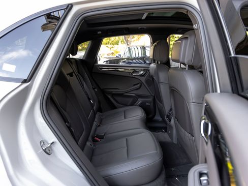 Certified 2025 Porsche Macan AWD/4WD image 49