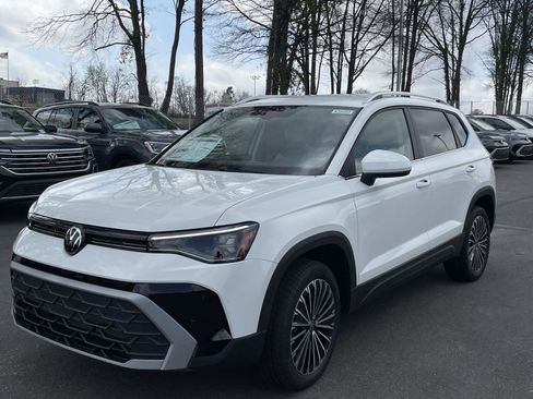 New 2026 Volkswagen Taos SE FWD image 3