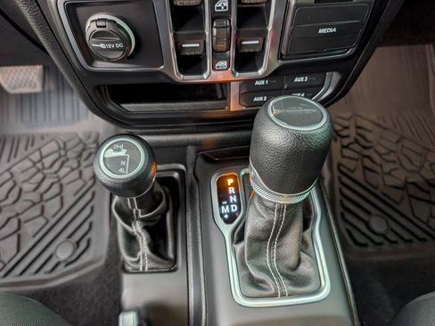 Used 2020 Jeep Gladiator Overland w/ Dual Top Group AWD/4WD image 20