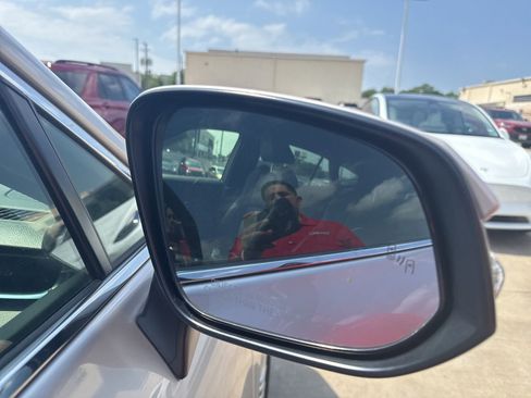 Used 2021 Toyota Venza XLE image 23