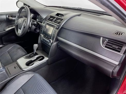 Used 2014 Toyota Camry SE image 28