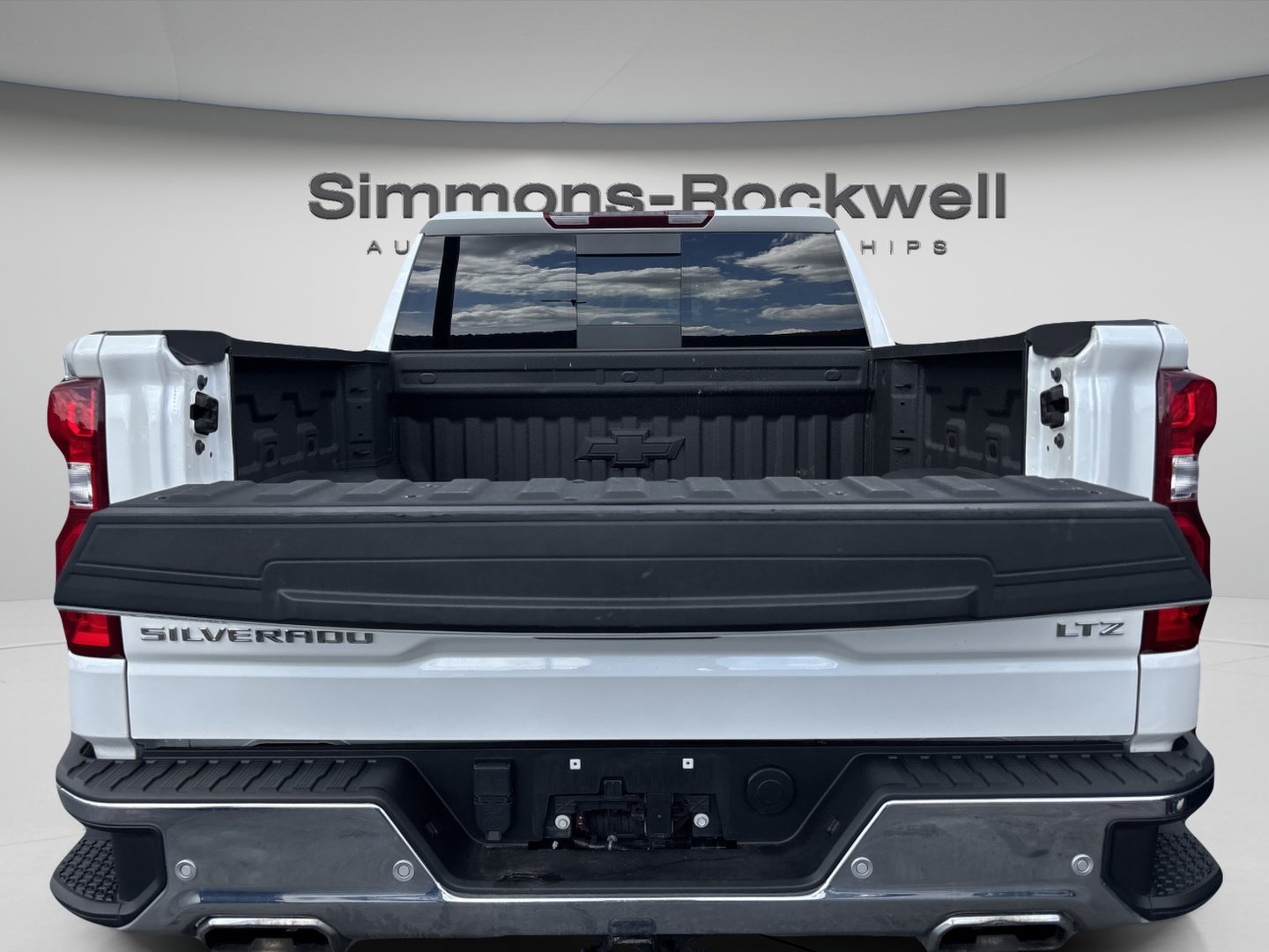 Used 2024 Chevrolet Silverado 1500 LTZ w/ LTZ Premium Package AWD/4WD image 8