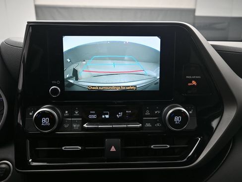 Used 2024 Toyota Highlander XLE FWD image 12