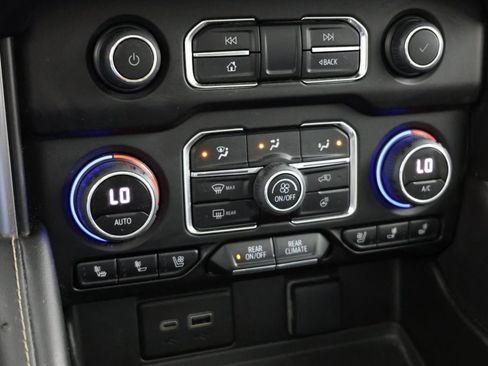 Used 2023 Chevrolet Suburban Premier w/ Advanced Technology Package image 33