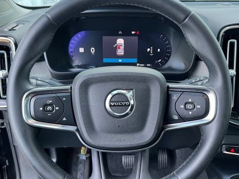 Used 2023 Volvo XC40 B5 Plus AWD/4WD image 19