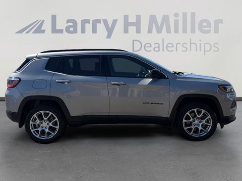 Used 2024 Jeep Compass Latitude AWD/4WD image 6