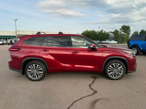 Used 2021 Toyota Highlander Platinum AWD/4WD image 35
