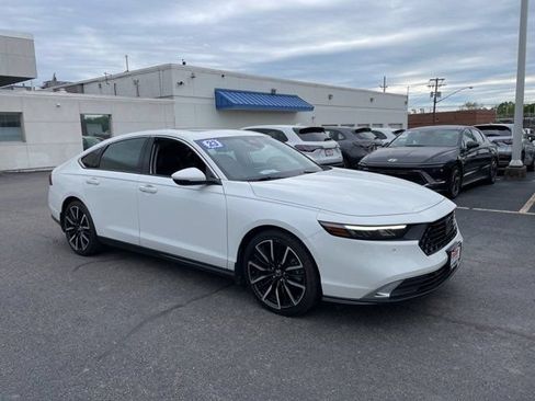 Used 2023 Honda Accord Touring image 2