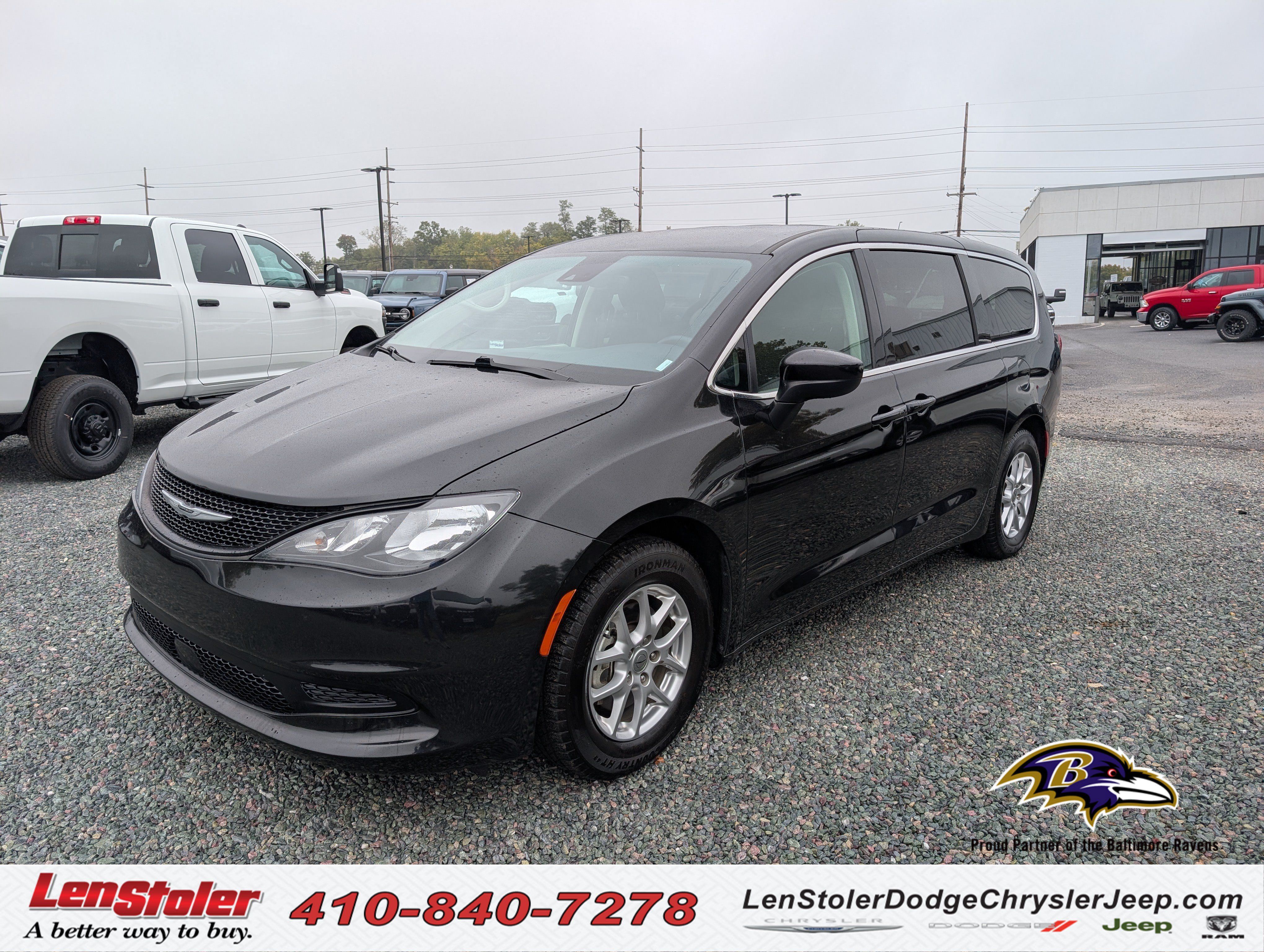 Used 2023 Chrysler Voyager LX FWD image 1
