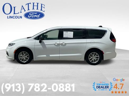 Used 2024 Chrysler Pacifica Touring-L FWD image 2