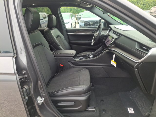 New 2026 Jeep Grand Cherokee Altitude AWD/4WD image 29