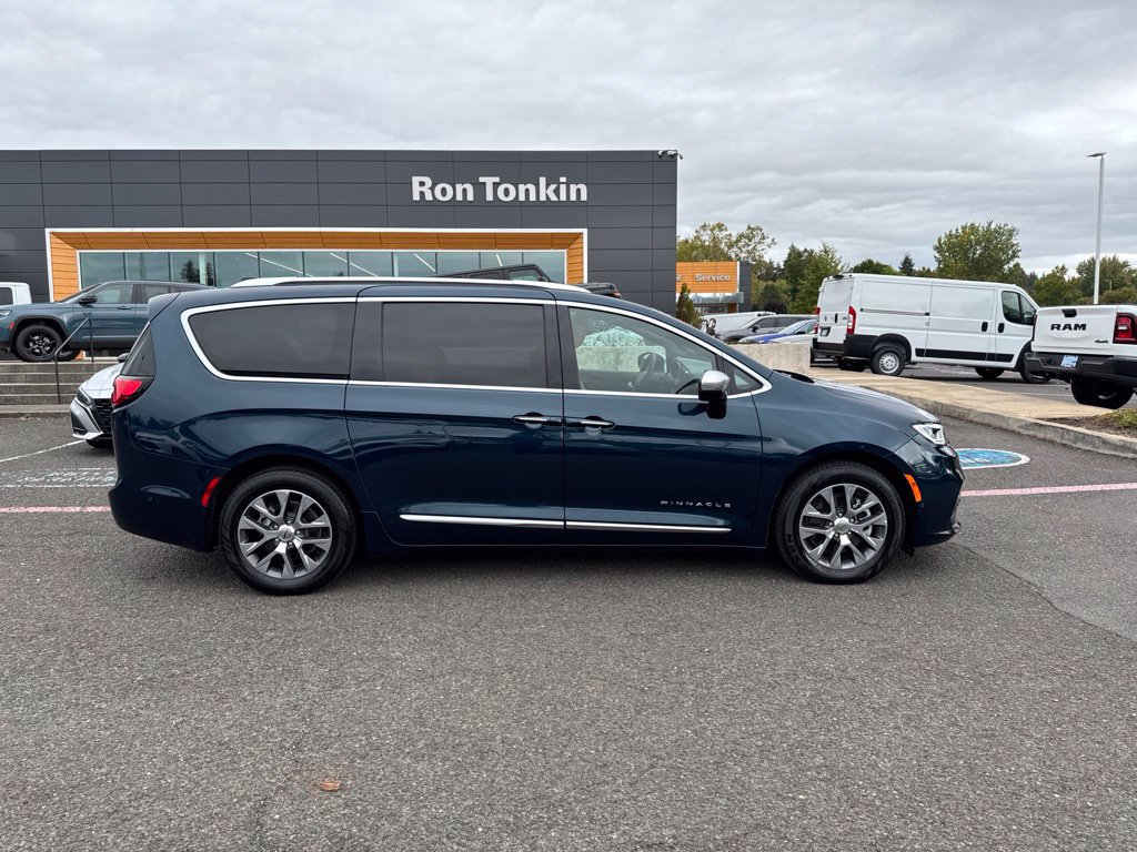 Used 2023 Chrysler Pacifica Pinnacle FWD image 11