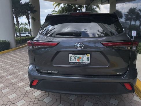 Used 2023 Toyota Highlander XLE image 7