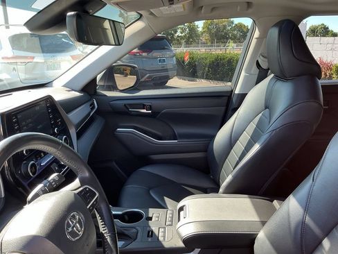 Used 2022 Toyota Highlander XLE AWD/4WD image 14