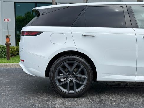 Used 2025 Land Rover Range Rover Sport Dynamic SE AWD/4WD image 4
