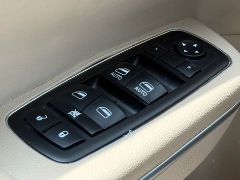 Used 2014 Chrysler 300 RWD image 23