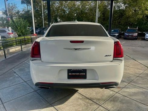Used 2019 Chrysler 300 Touring w/ Sport Appearance Package image 3