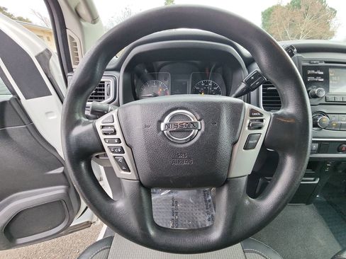 Used 2017 Nissan Titan S image 11