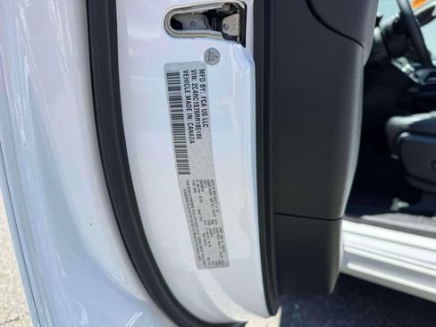 Used 2024 Chrysler Pacifica Limited FWD image 13