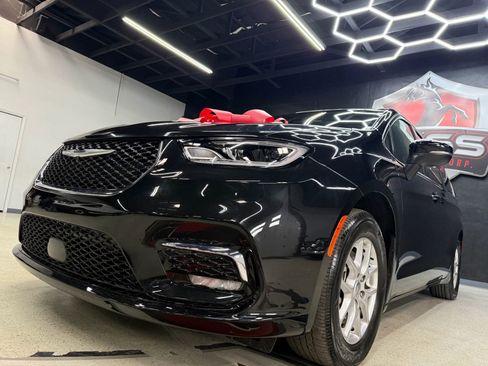 Used 2023 Chrysler Pacifica Touring-L image 3