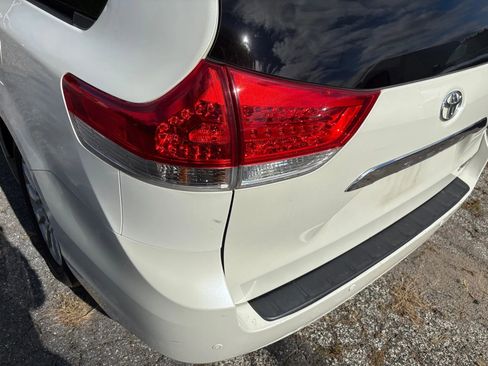 Used 2013 Toyota Sienna Limited image 29
