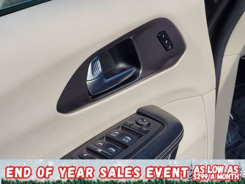 Used 2022 Chrysler Pacifica Touring-L image 17