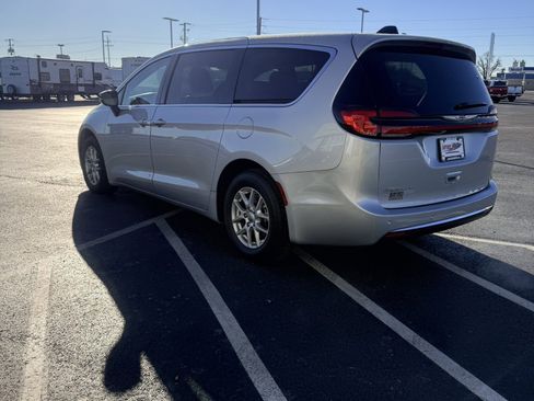 Used 2024 Chrysler Pacifica Touring-L image 5