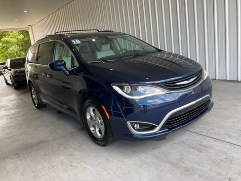 Used 2018 Chrysler Pacifica Touring Plus FWD image 23